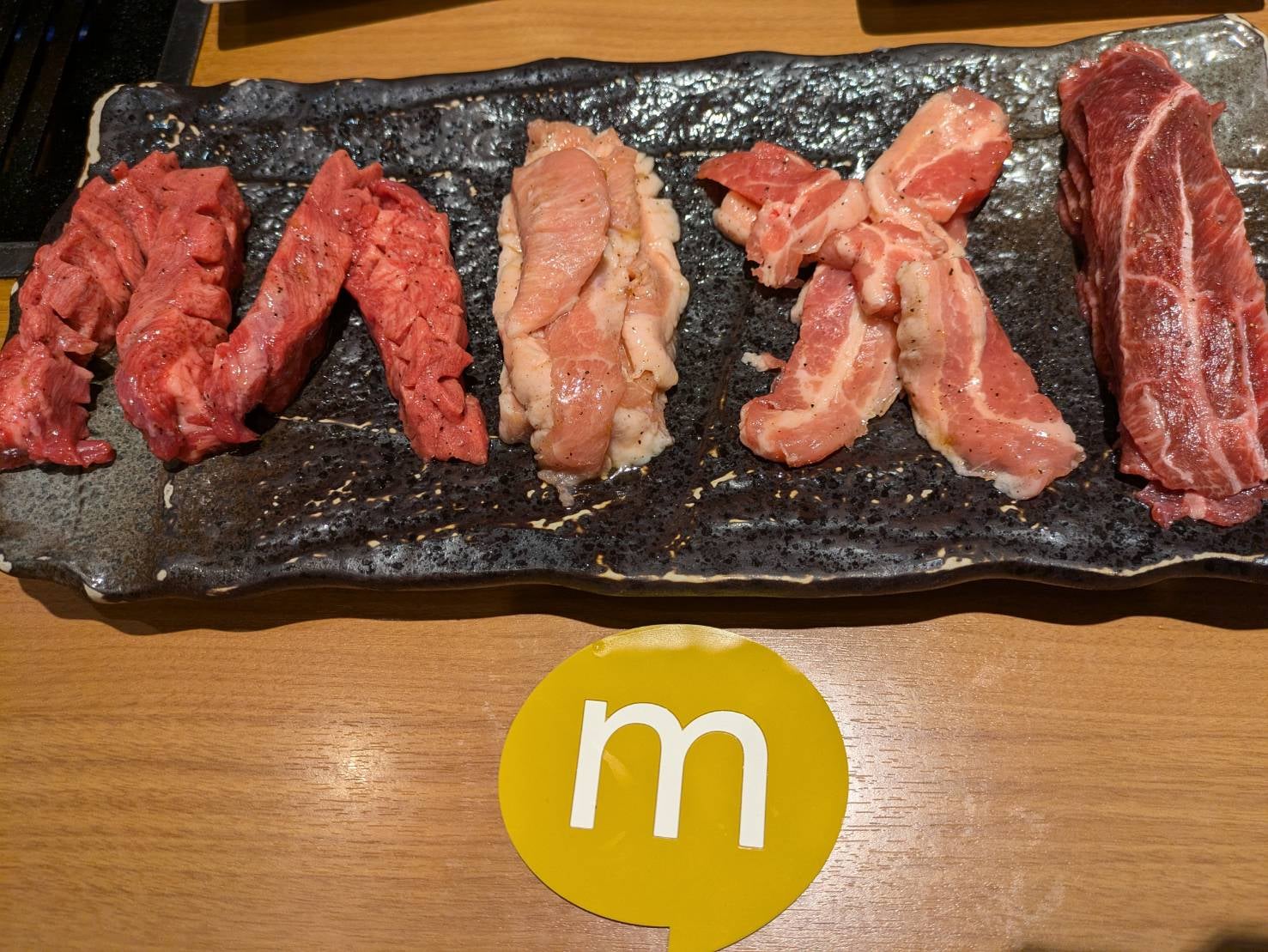 お肉で mixi をかたどった肉々しい mixi の画像