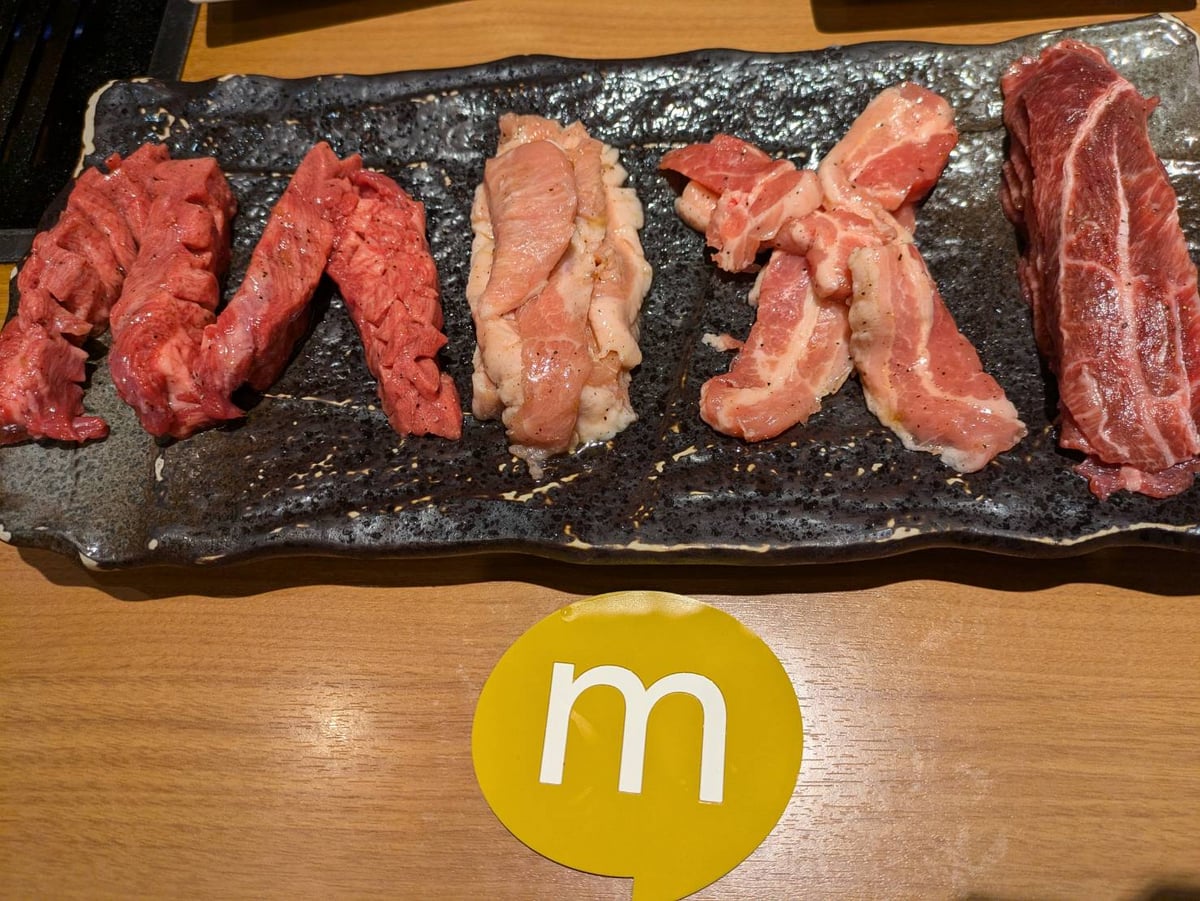 厚切りタン・豚バラ・トントロ・ツラミで mixi をかたどった【肉xi】の画像